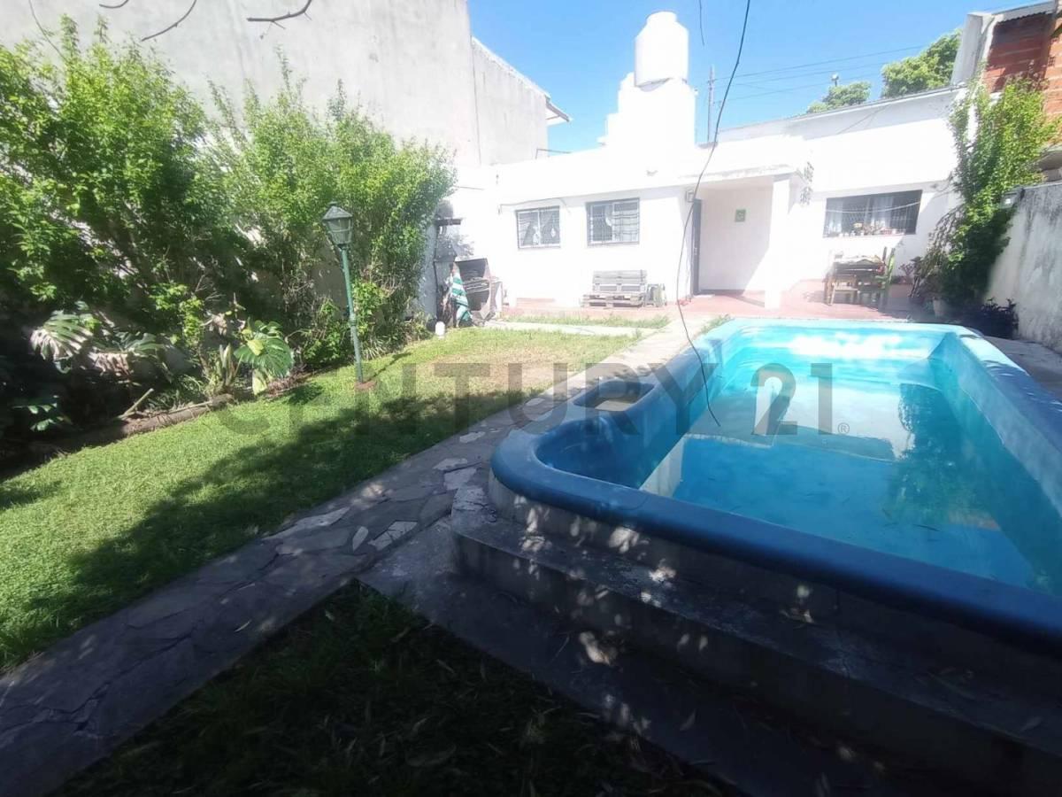 VENTA CASA 4 AMBIENTES EN BERNAL CON COCHERA JARDIN PILETA PARRILA — foto 1