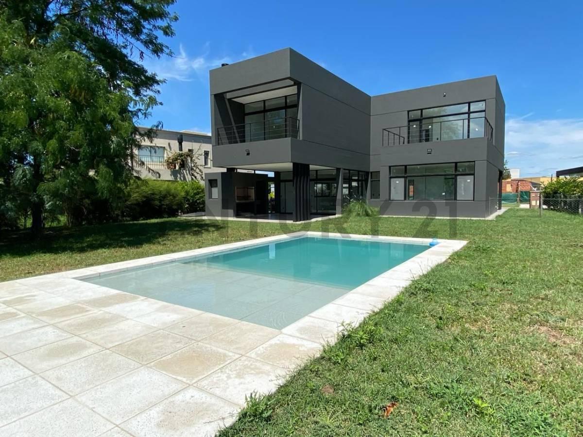 CASA CON PILETA PARQUIZADA — foto 1