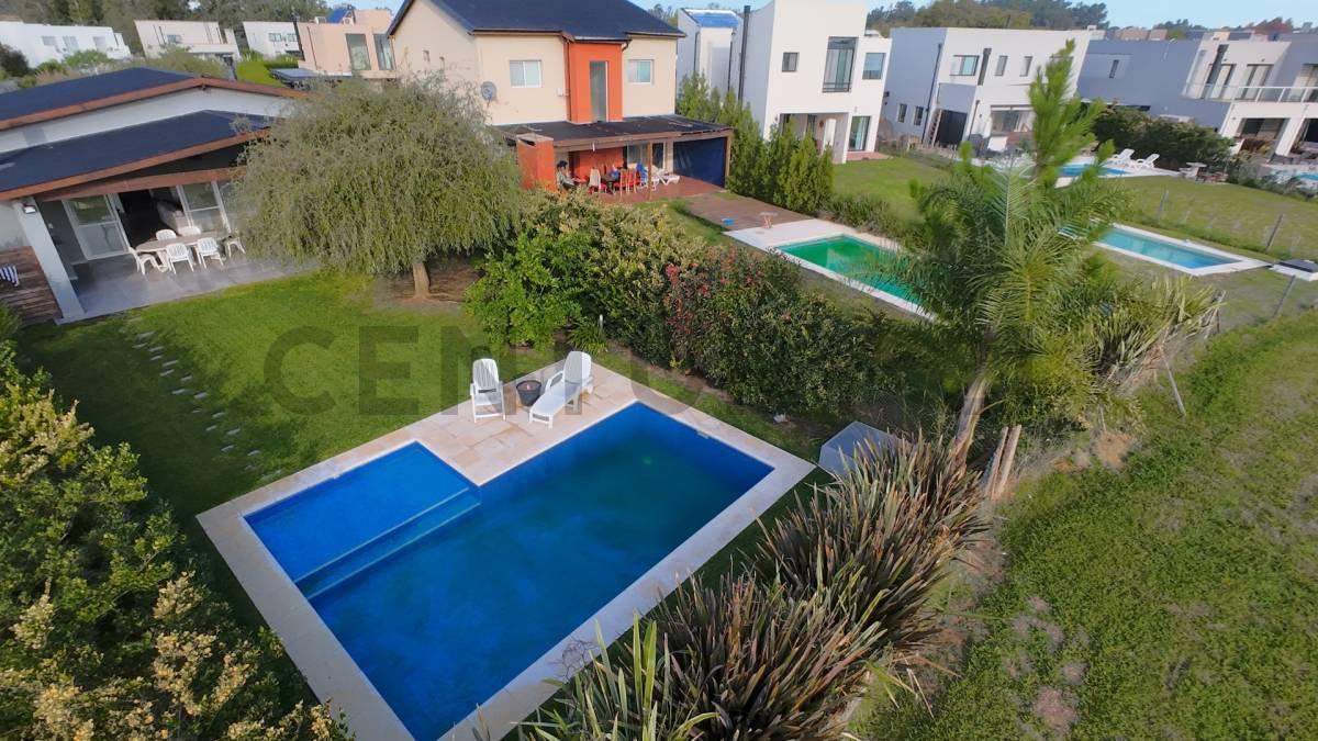 Casa 4 amb. en Santa Elena - Pilar del Este - Fondo Libre, cul-de-sac, pileta - Impecable — foto 1
