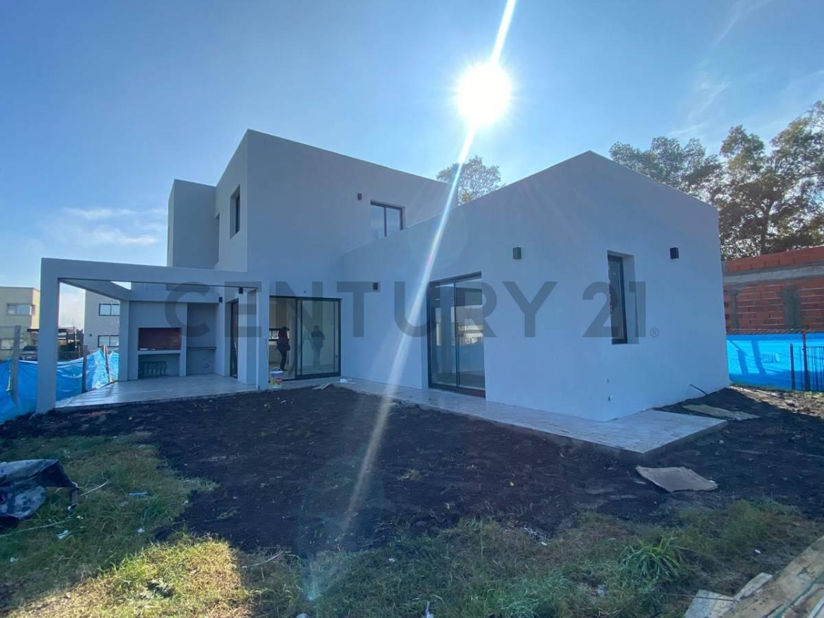 CASA MINIMALISTA EN SANTA LUCIA — foto 1