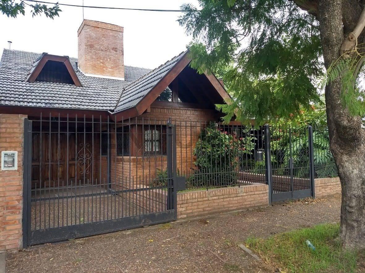 VENTA DE CASA 6 AMBIENTES con pileta y gran quincho para el disfrute! ITUZAINGÓ NORTE — foto 1