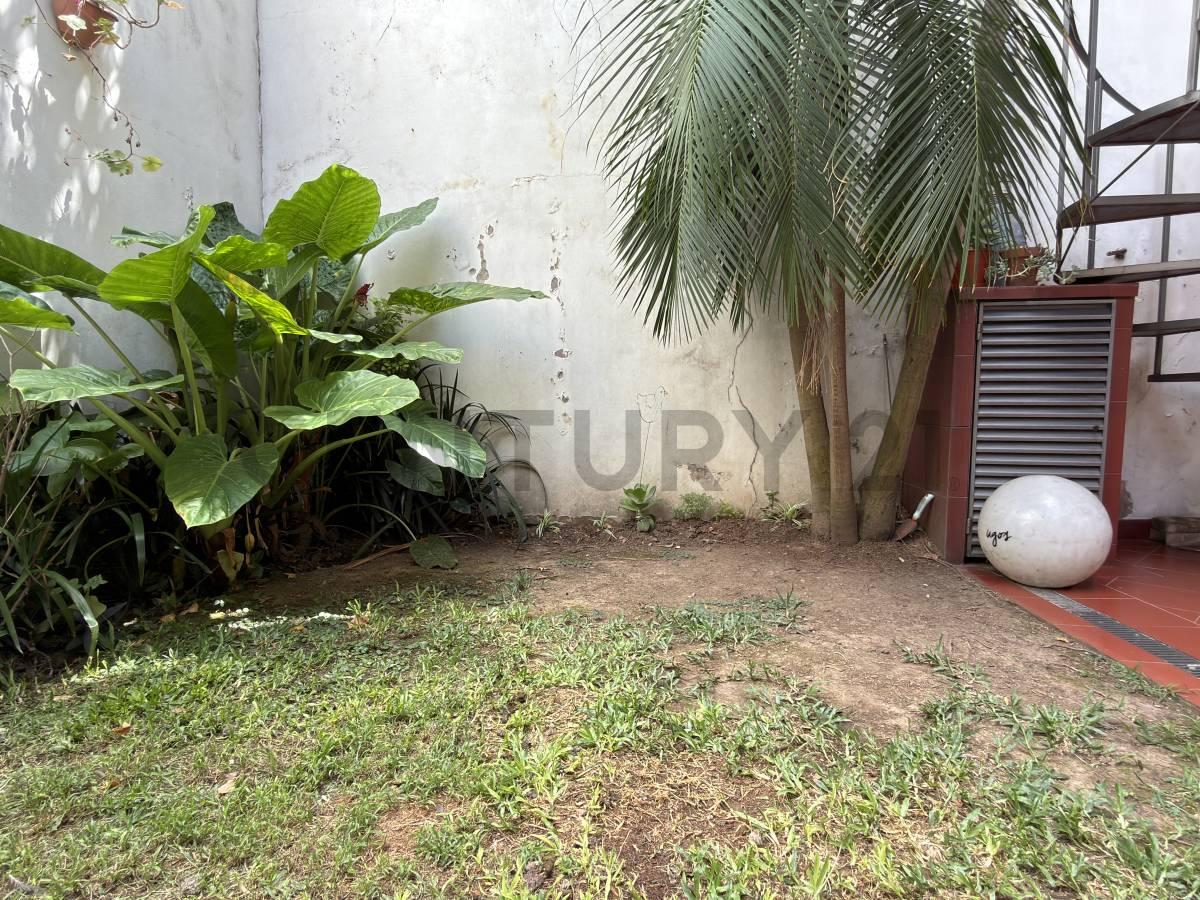 V. Devoto- Triplex 4 amb. con garage, dormitorio en suite y jardin- — foto 1