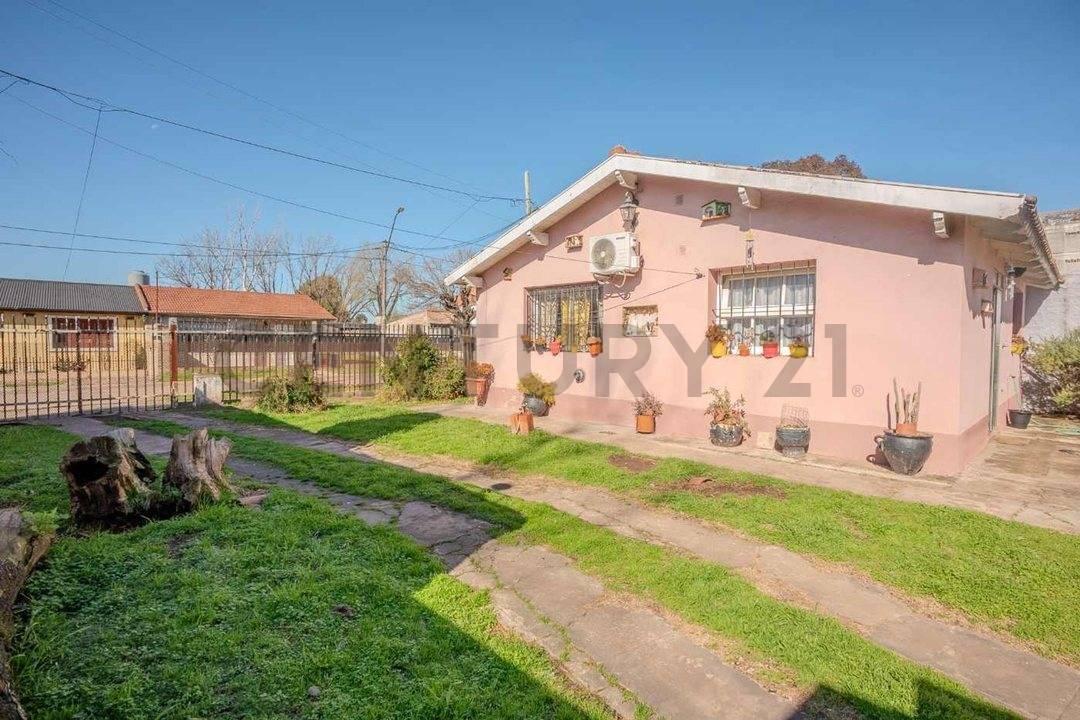 CASA 3 AMB EN VILLA TESEI, ZONA PLAZA OESTE SHOPPING. LOTE 400M2. EVALUA PERMUTA — foto 1