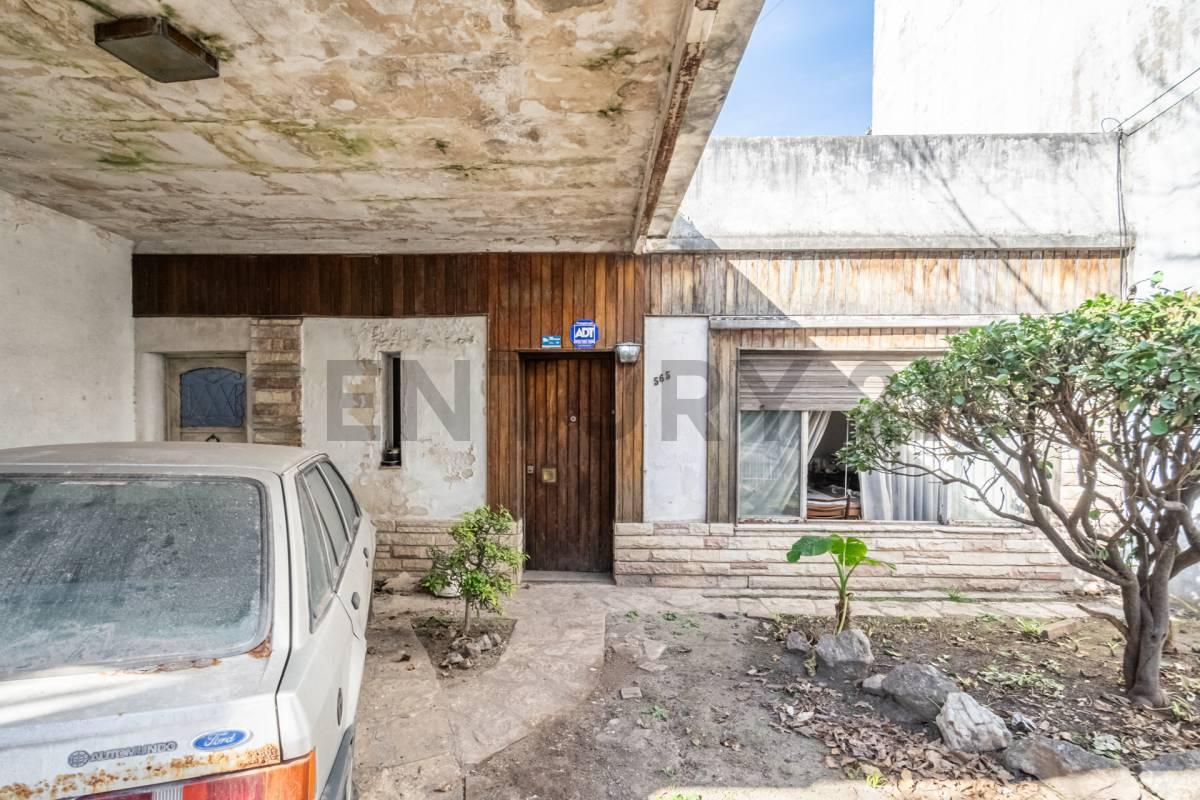 Se Vende casa con Jardín y cochera a refaccionar — foto 1
