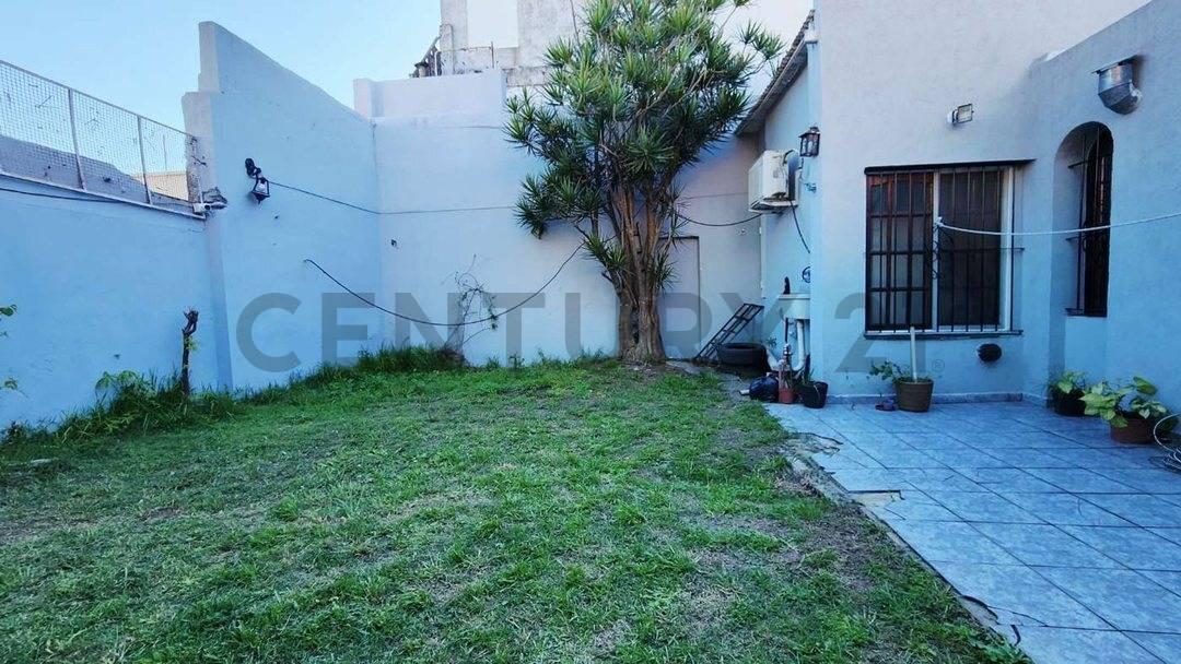VENTA CASA 4 AMB JARDIN QUINCHO PERMUTA CASEROS — foto 1