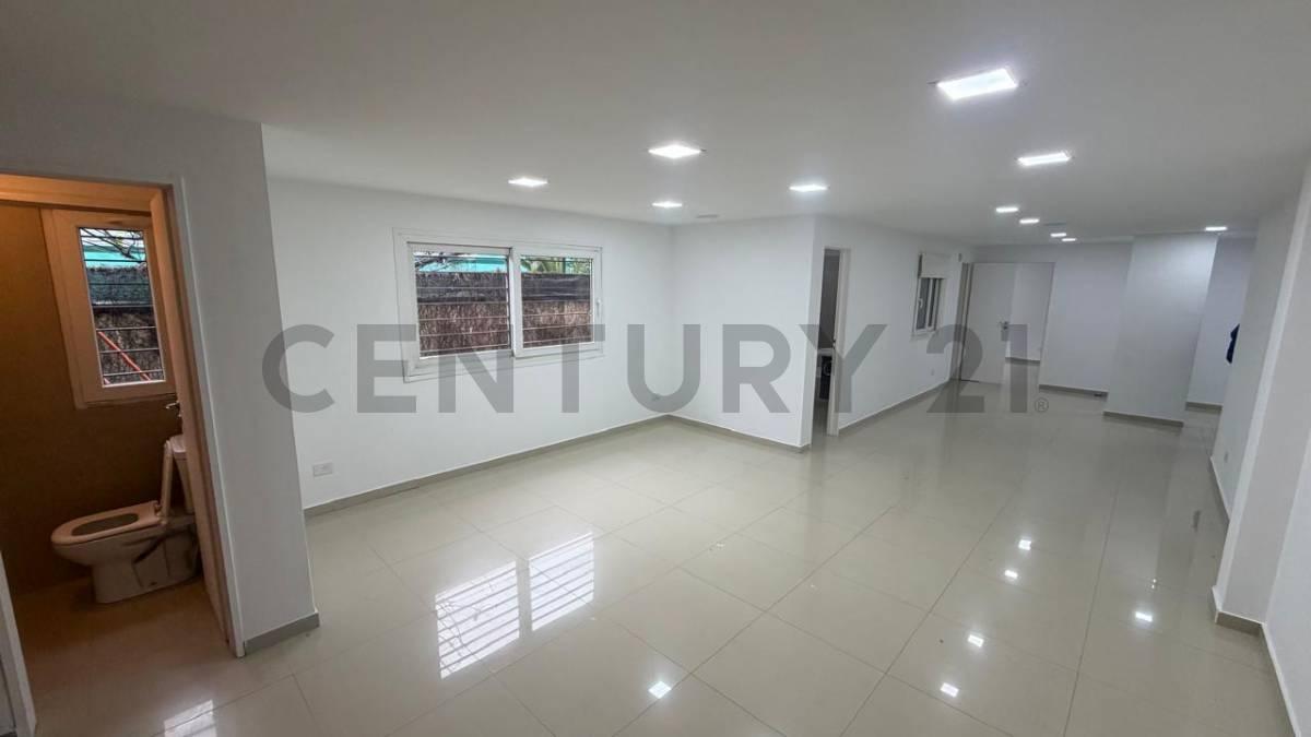 Excelente 3 Ambientes en Planta Baja con Patio y Cochera Pilar — foto 1