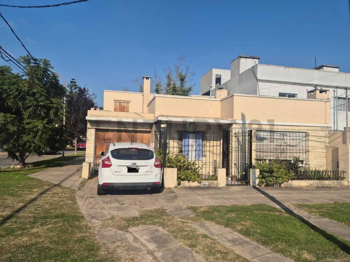 Excelente chalet en dos plantas de 5 ambientes con jardín, cochera y parrilla (Bella Vista) — foto 1