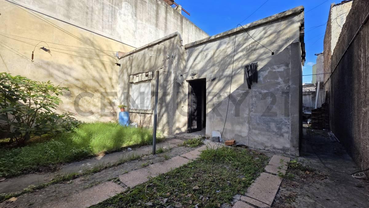 VENTA CASA A REFACCIONAR 6 AMBIENTES EN SANTOS LUGARES - PERMUTA — foto 1