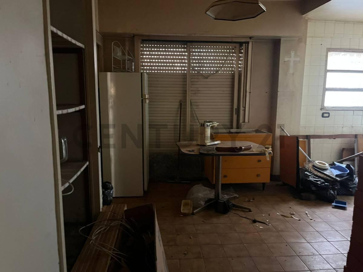Depto 3 amb a reciclar c/dep, balcón corrido y patio en San Martín centro. Apto crédito. Permuta — foto 1