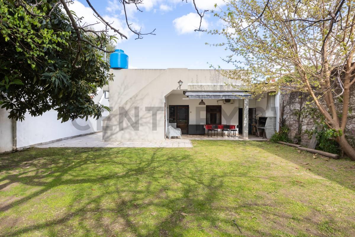 CASA 4 AMBIENTES REMODELADA – GRAN CALIDAD CONSTRUCTIVA. Apto crédito. Permuta — foto 1