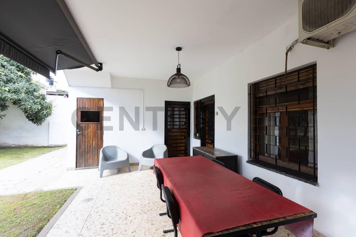 CASA 4 AMBIENTES REMODELADA – GRAN CALIDAD CONSTRUCTIVA. Apto crédito. Permuta — foto 1