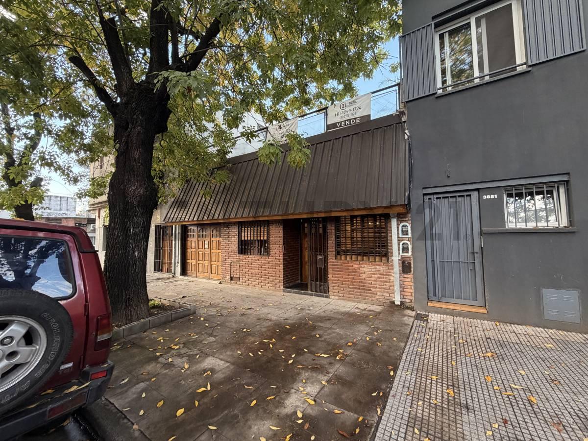 VENTA Casa al Frente 3 Dormitorios, Cochera, Quincho y Terraza .Villa Pueyrredón — foto 1
