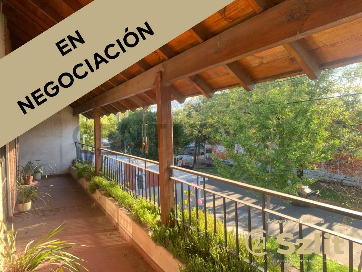 Venta Casa 4 Dormitorios Lomas de Zamora Pileta Cochera Balcon — foto 1