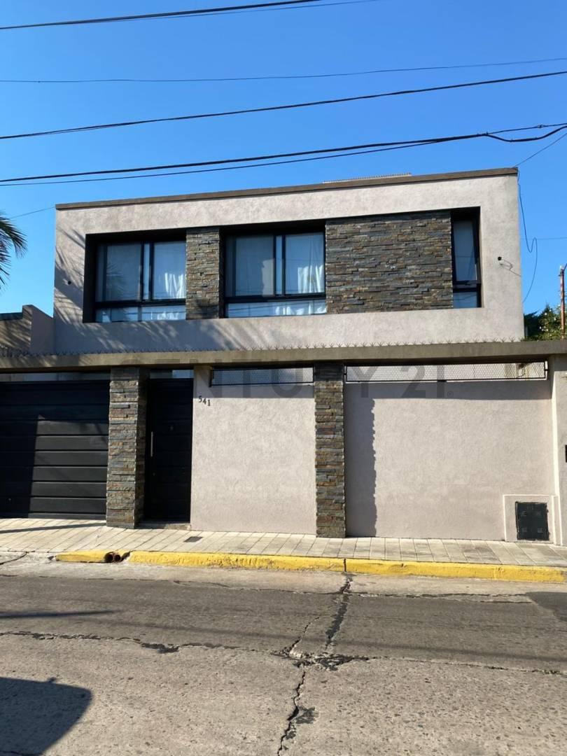Venta Casa 5 Ambientes Temperley Pileta Jardín Garaje zona residencial — foto 1