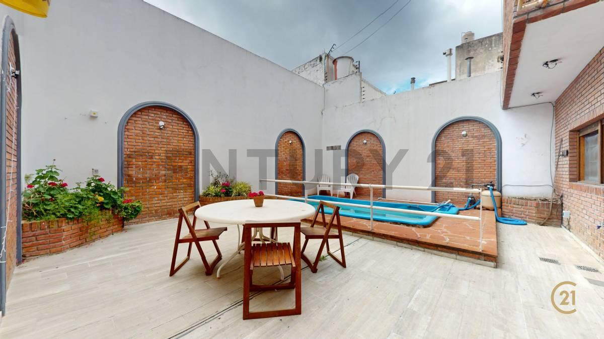 CASA DE 5 AMBIENTES EN ALQUILER CON PILETA, QUINCHO Y COCHERA – MONTE CASTRO — foto 1