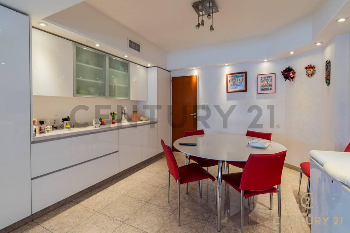 Venta Departamento 4 ambientes con dependencia en Flores sobre Avenida Avellaneda — foto 1