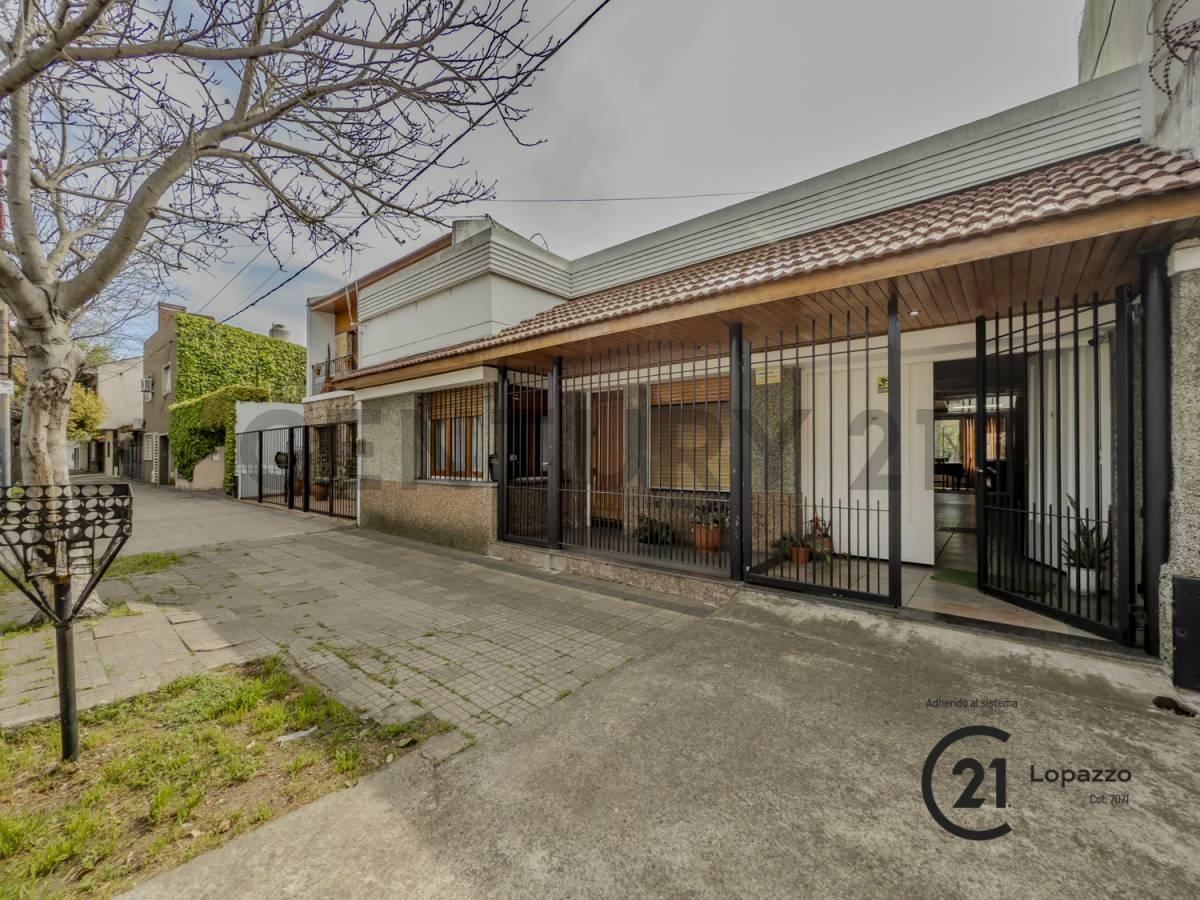 Casa casco 2 dormitorios, con amplio fondo y pileta — foto 1