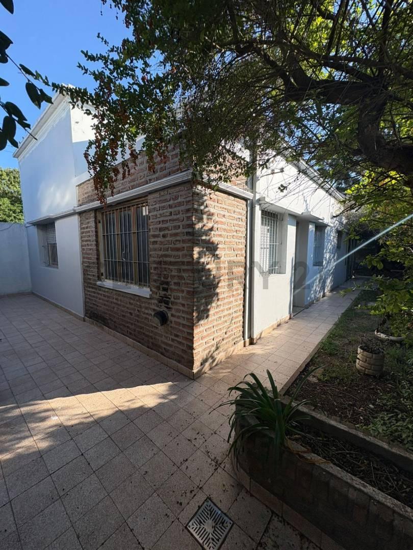 CASA TIPO PH en lote propio con 2 dormitorios, patio y ambientes extra – 123 m² – Apta Banco — foto 1