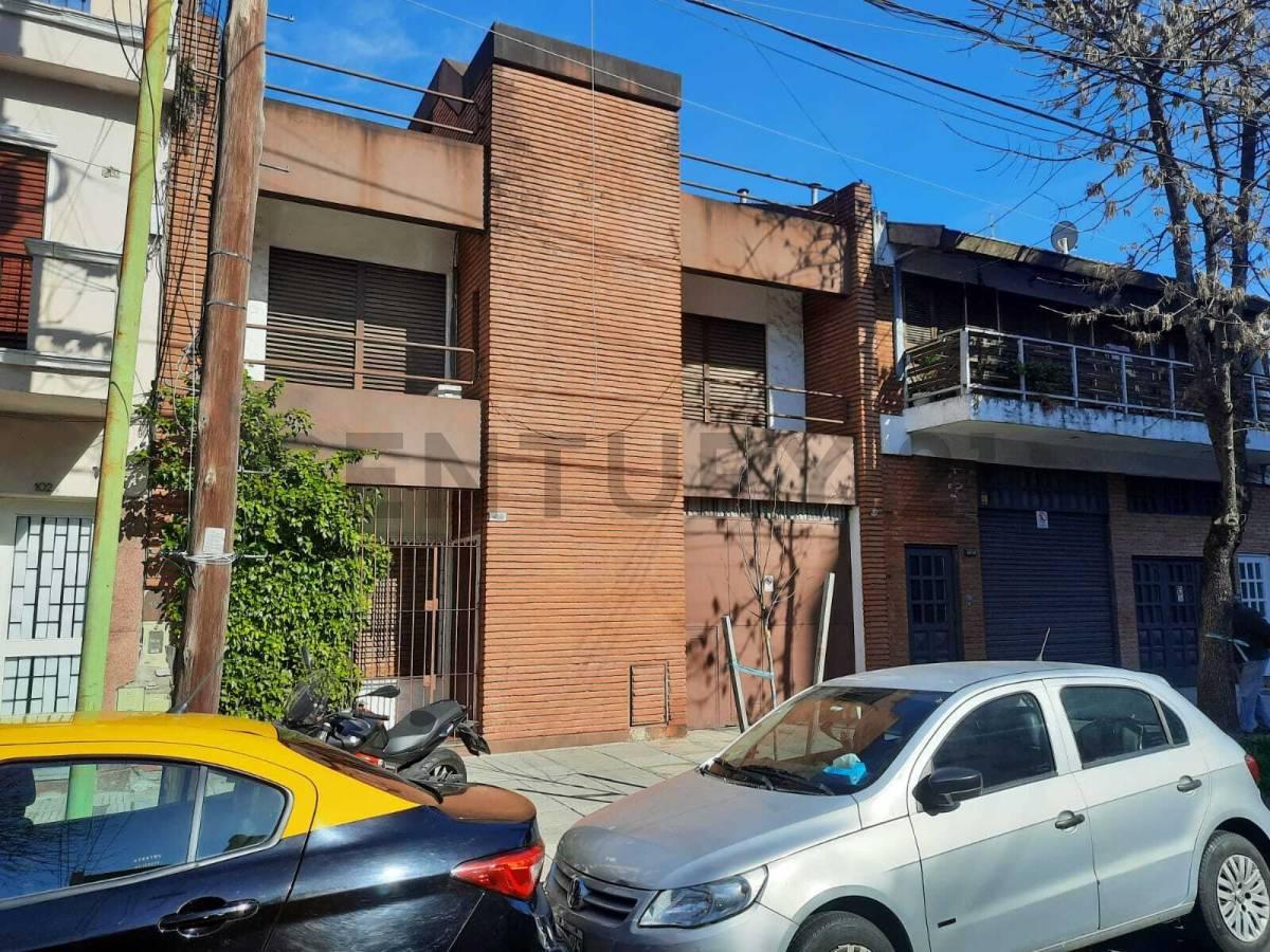 Casa 2 Plantas 4 Ambientes con Terraza y Patio + Gran Deposito Galpón Independiente Terreno 8x37 — foto 1