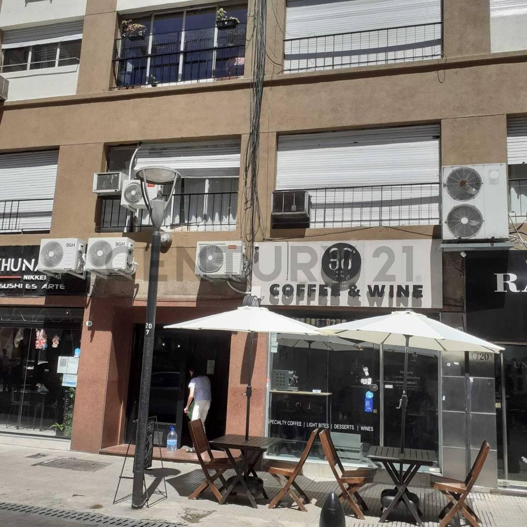 VENTA 3 AMBIENTES LUMINOSO CON COCINA Y LAVADERO INDEPENDIENTE/ COCHERA FIJA — foto 1