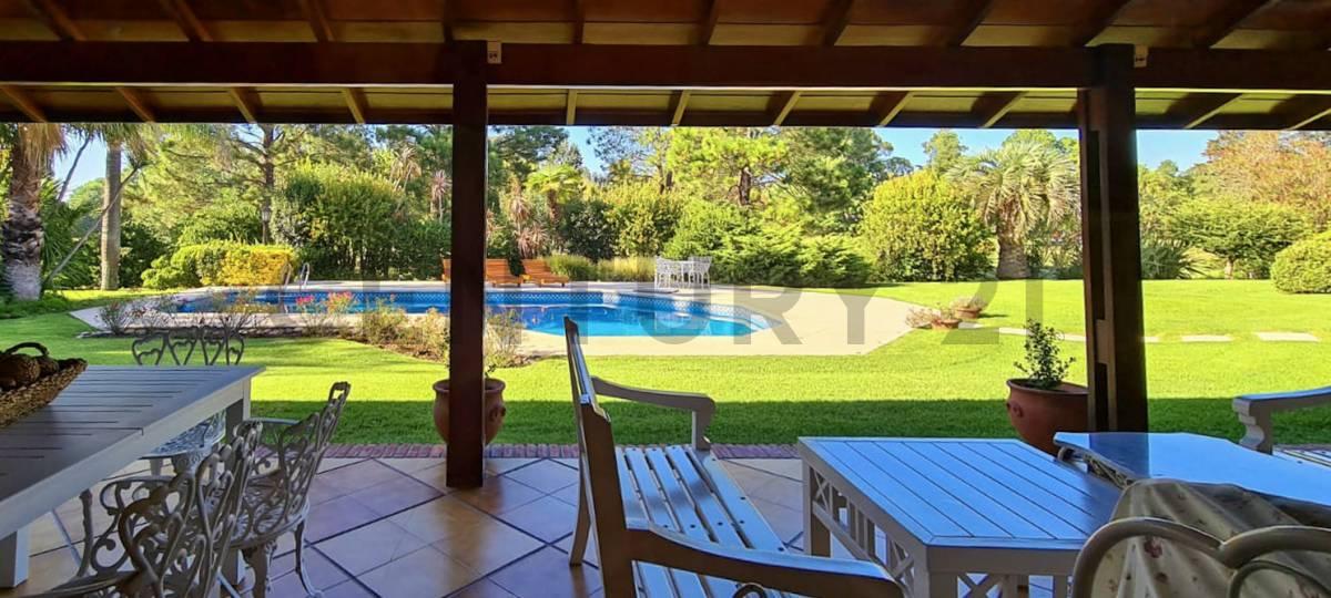 Casa estilo inglés sobre 2 lotes quincho huéspedes y vista al golf — foto 1