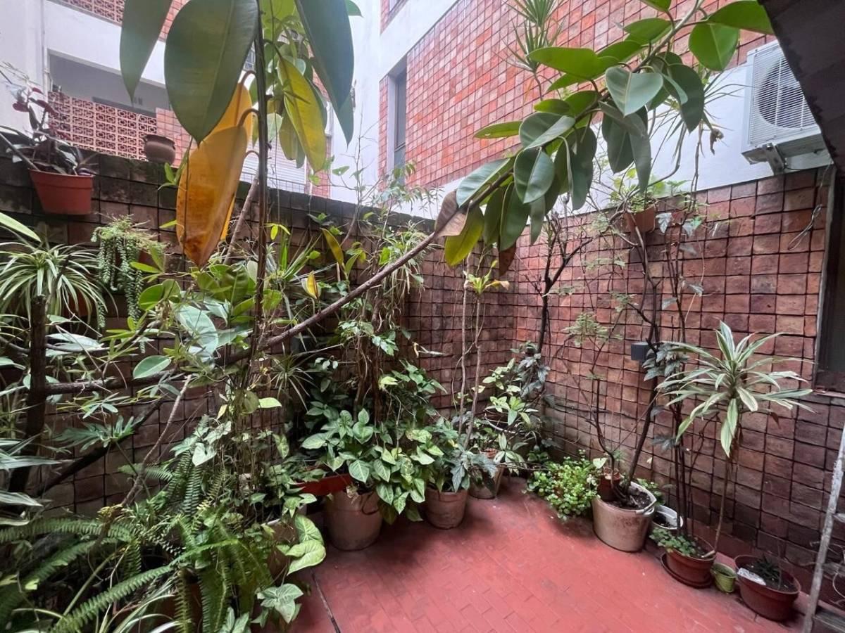 VENTA MONOAMBIENTE EN EL CENTRO DE AVELLANEDA, CON PATIO. APTO PROFESIONAL– — foto 1