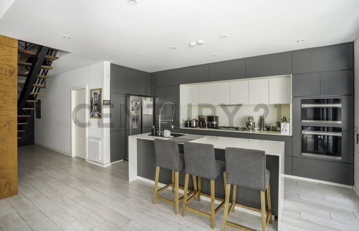 Venta casa 5 ambientes con cochera, parrilla, piscina y jardín — foto 1