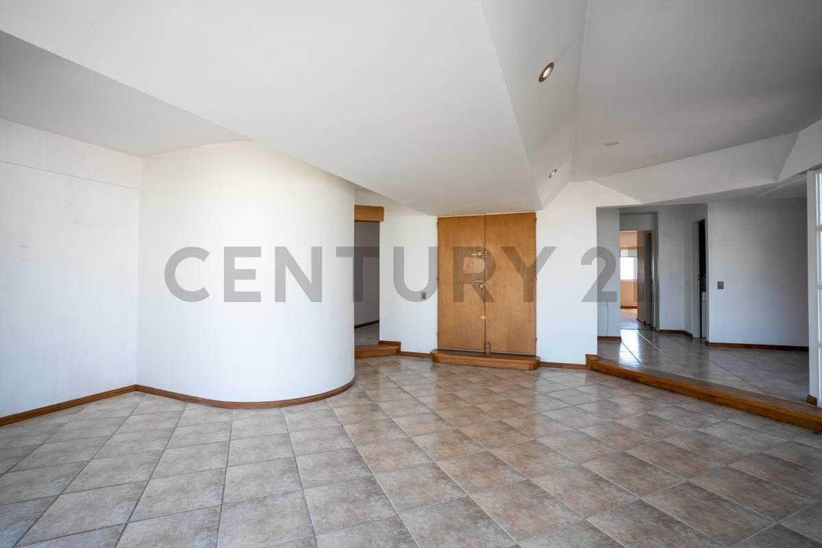 Departamento tipo PISO de dos dormitorios mas estudio y Cochera en VENTA en La Plata — foto 1
