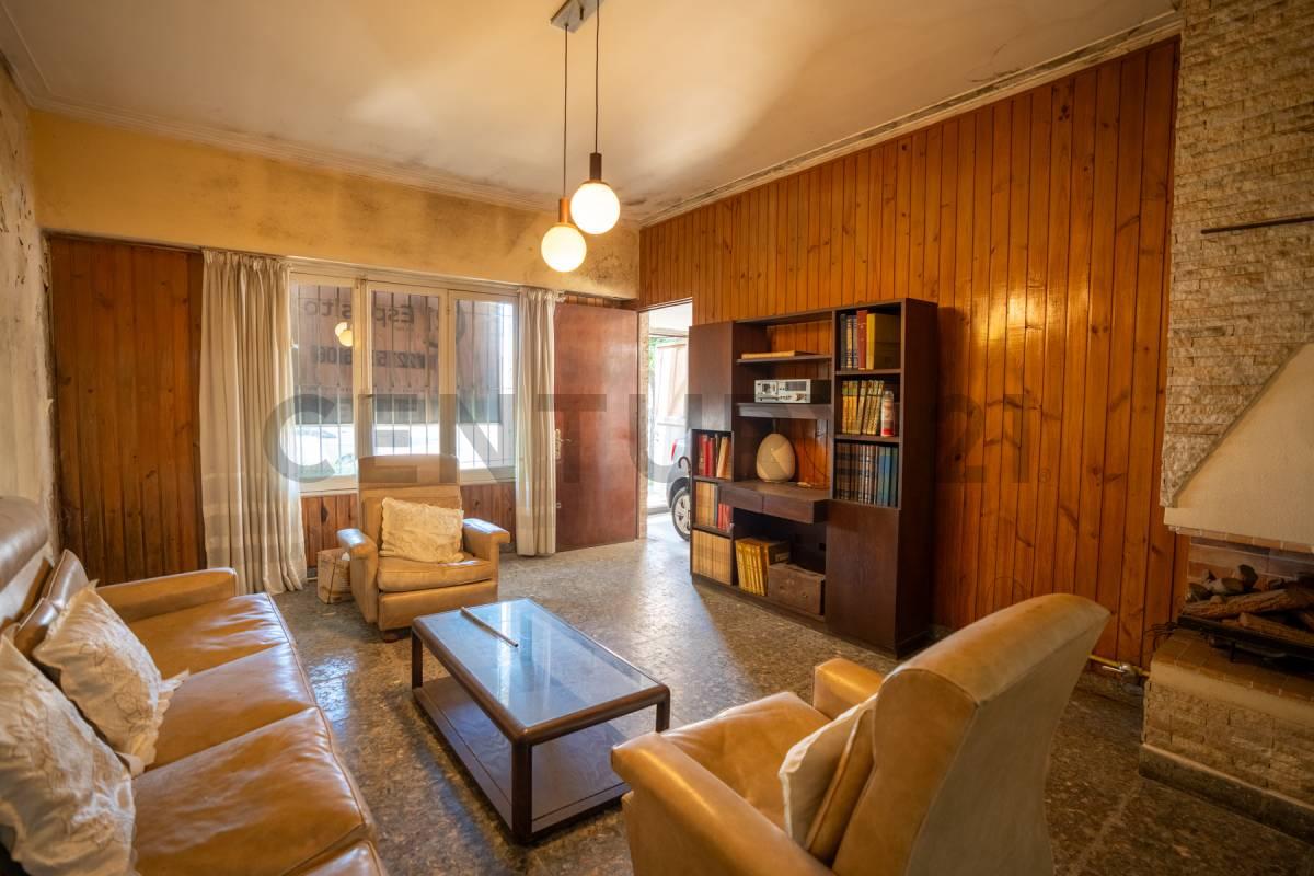Casa de tres dormitorios en venta en La Plata - a reciclar- — foto 1