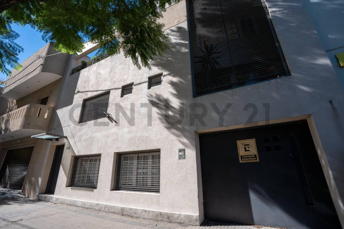 CASA EN VENTA LA PLATA, 4 DORMITORIOS Y COCHERA. — foto 1