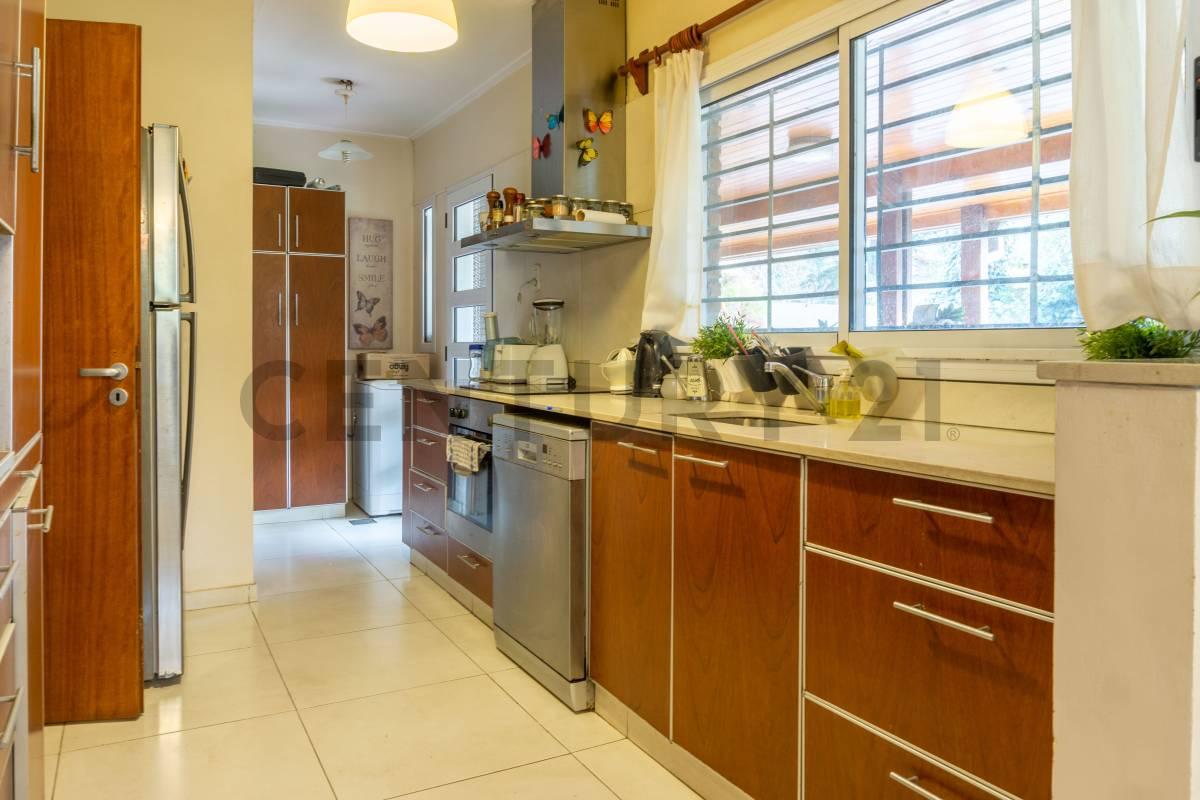 CASA EN VENTA DE DOS DORMITORIOS Y ESTUDIO O TERCER DORMITORIO, EN EL CENTRO DE CITY BELL — foto 1