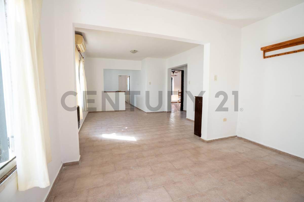 148 e/ 44 y 45 La Plata | Casa en venta 2 dormitorios, galpón y depto a reciclar | Gran potencial — foto 1