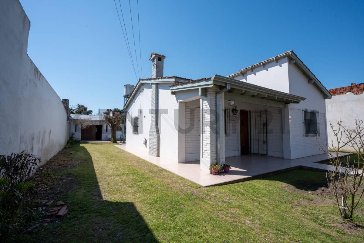 Casa en venta en City Bell de dos dormitorios con Amplio lote y excelente ubicación. — foto 1