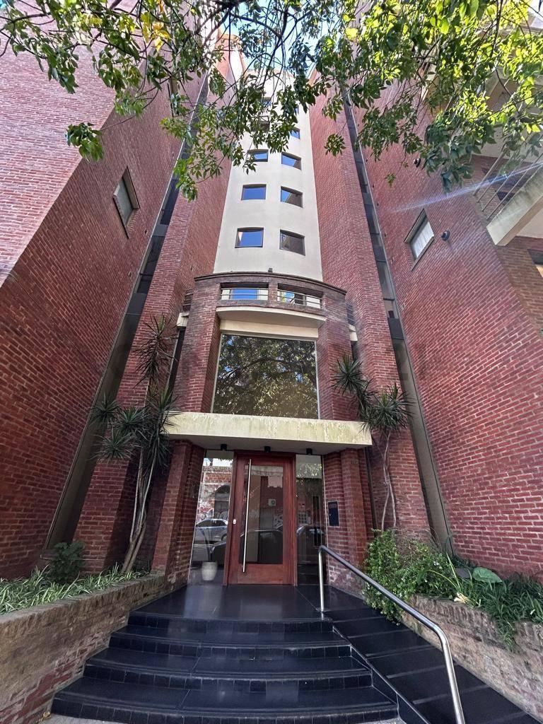 Departamento de 2 dormitorios con cochera y balcón en venta – 5 esquina 43, La Plata — foto 1
