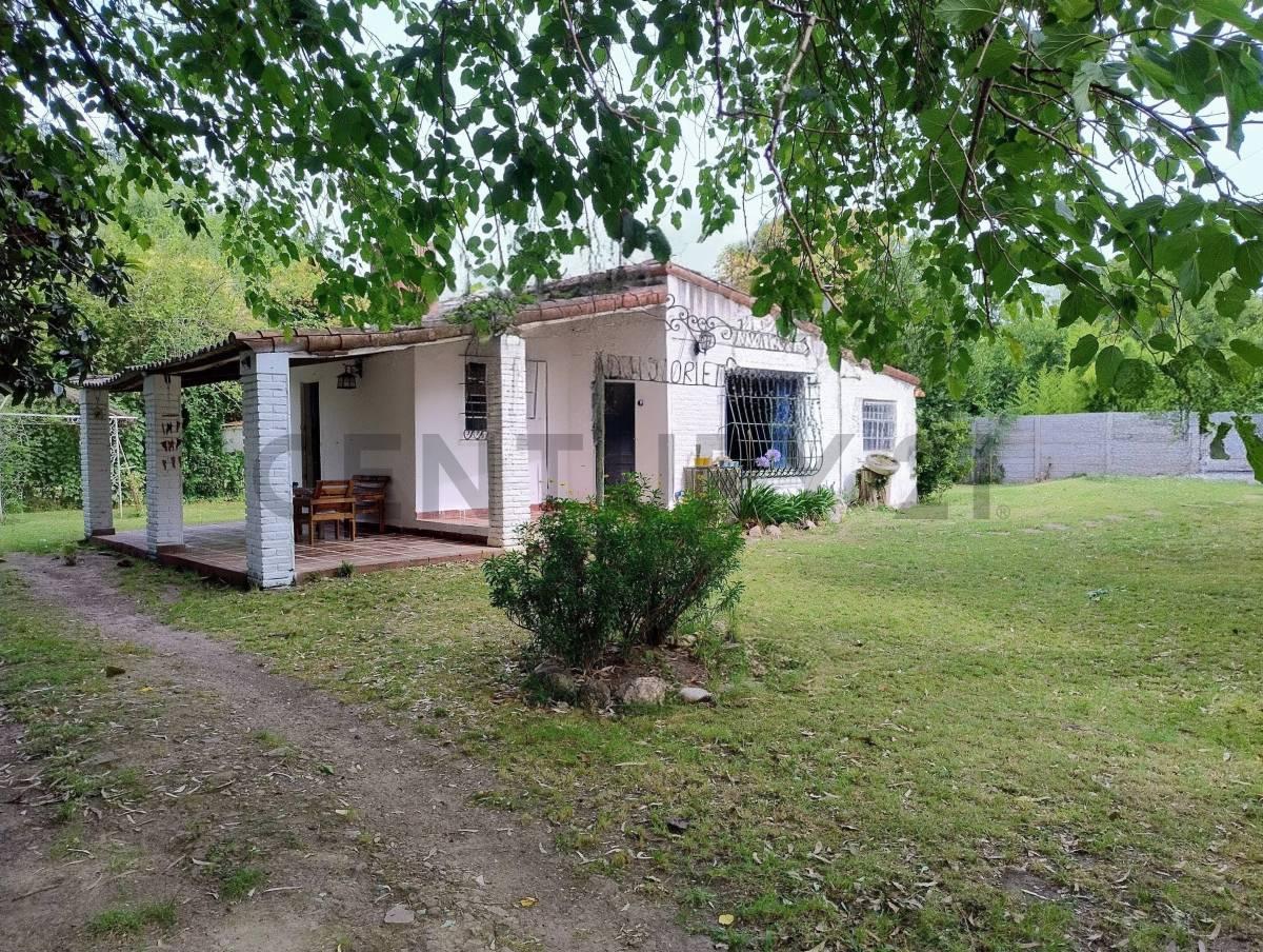 Encantadora casa-quinta de 4 ambientes con pileta y quincho. Parque de 832.50 m2. Merlo — foto 1