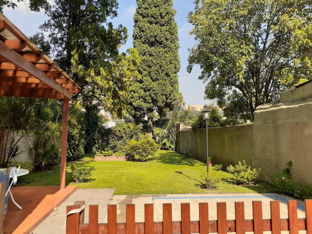 EXCLUSIVA CASA 4 AMBIENTES LOTE 500 METROS CON JARDIN AL FRENTE Y PARQUE — foto 1