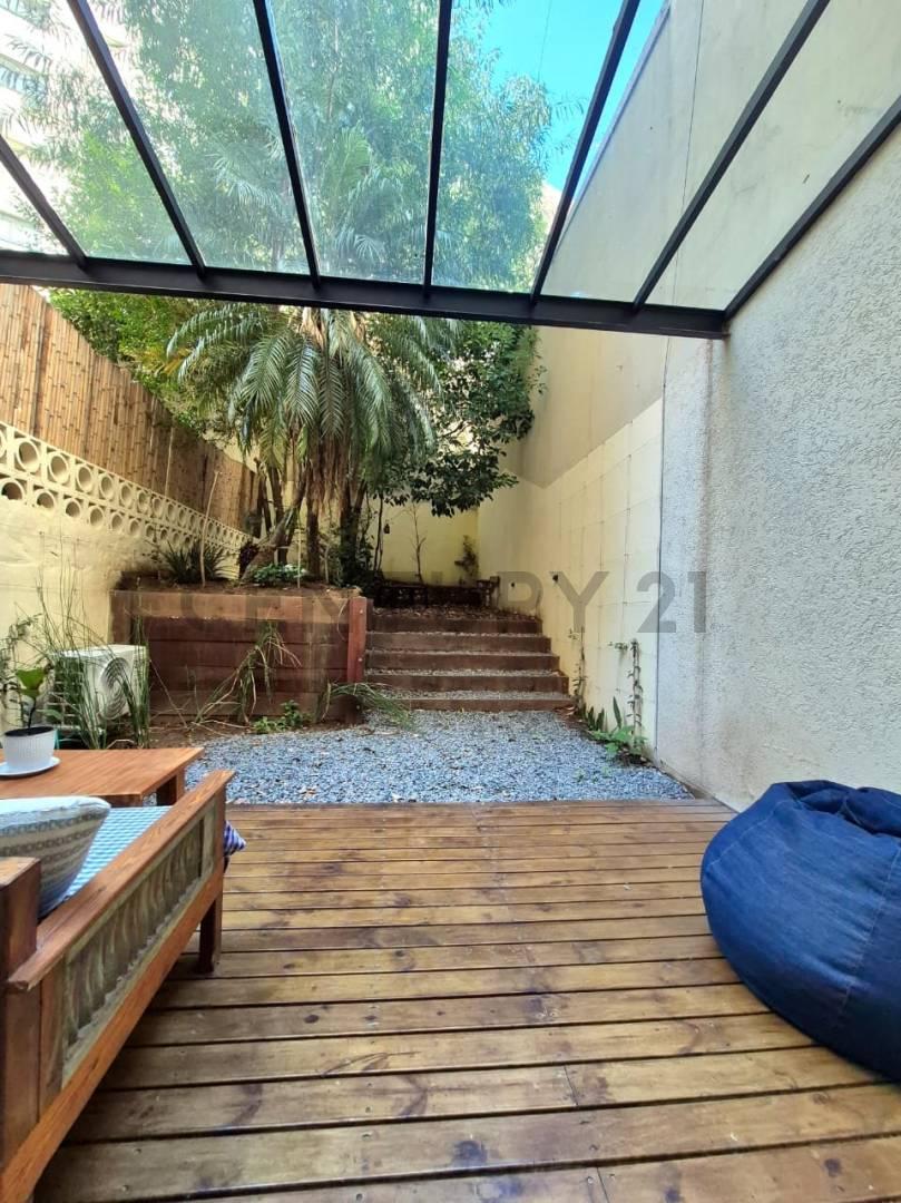 EN VENTA MONOAMBIENTE TOTALMENTE REFACCIONADO CON AMPLIO DECK Y JARDÍN PROPIO EN PLENO RECOLETA. — foto 1