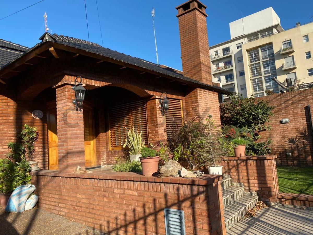 Chalet de Categoría con Piscina y Parque – Moreno Centro — foto 1