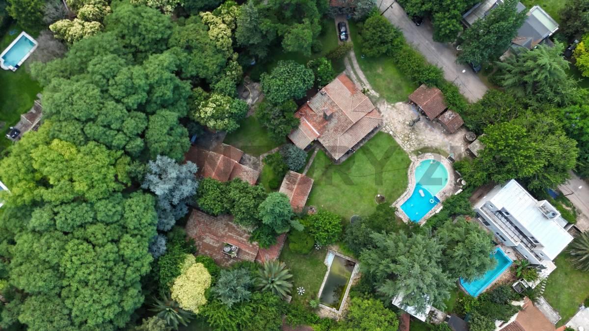 Venta Lote de 1.587 m² Parque Leloir, con casa a reciclar, pileta y quincho — foto 1