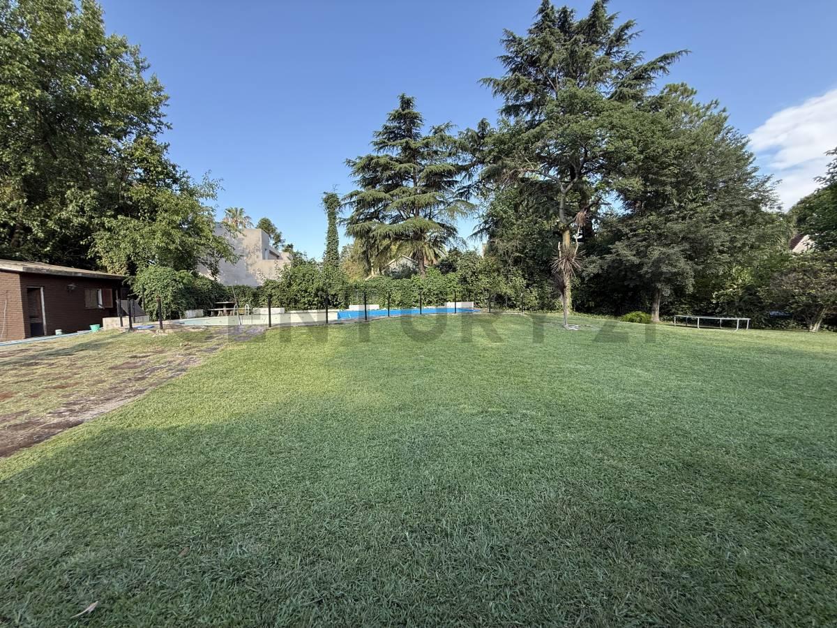 Venta Lote de 2.187 m² Parque Leloir, con casa a reciclar, pileta y quincho — foto 1