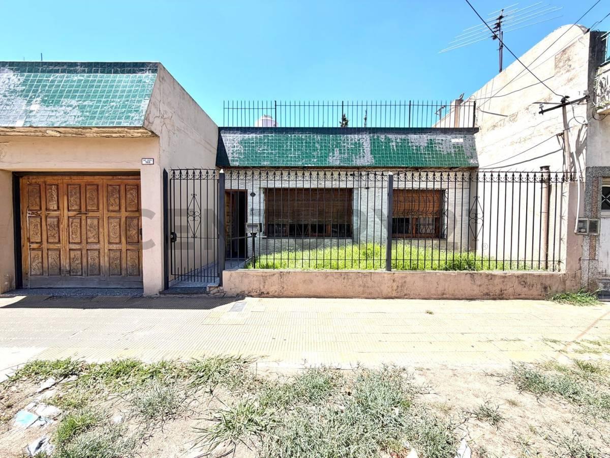 Casa 4 Ambientes a Reciclar en Venta – Lomas del Mirador – Gran Potencial — foto 1