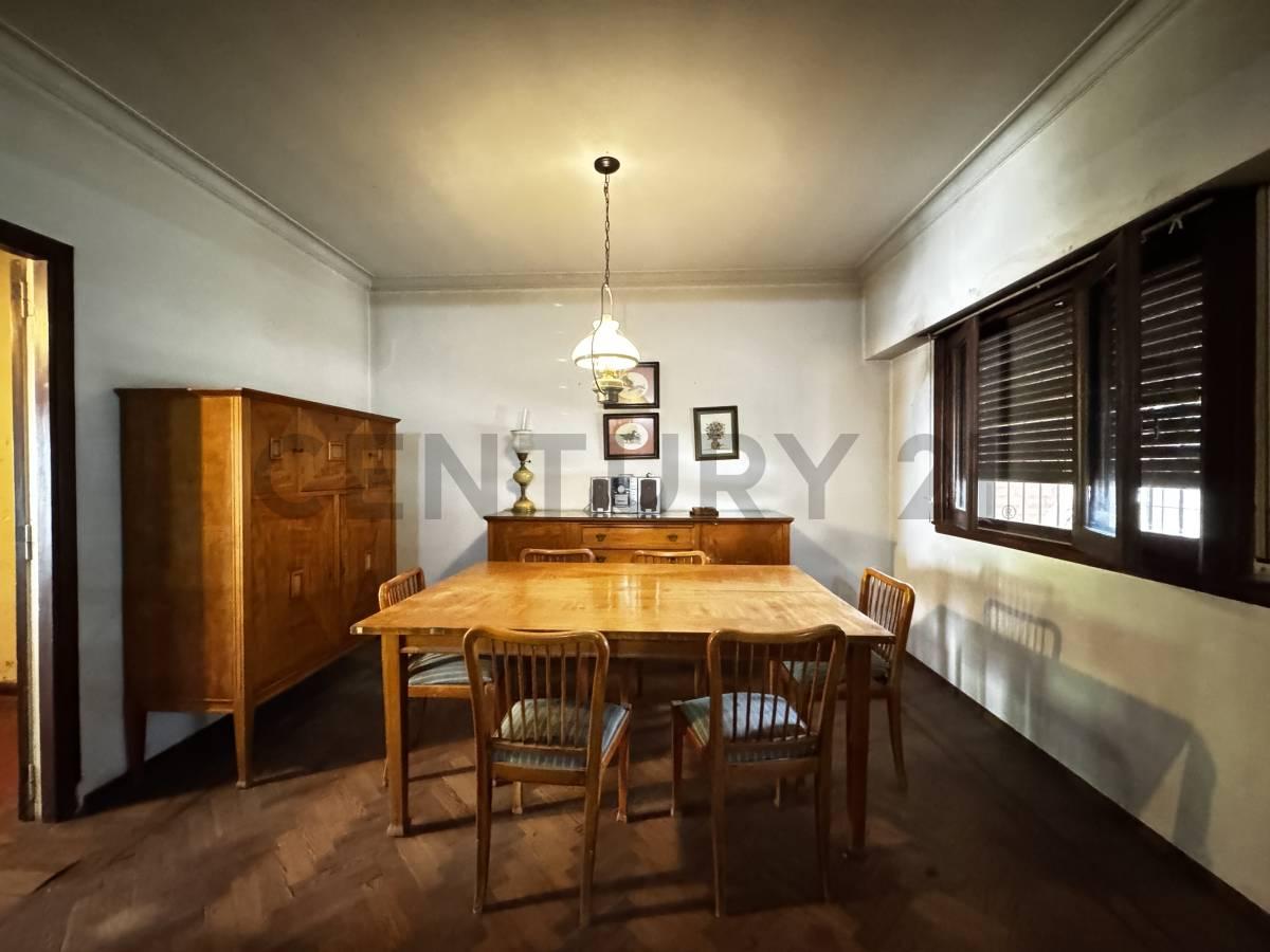 VENTA CASA 4 AMBIENTES CASTELAR COCHERA PILETA — foto 1