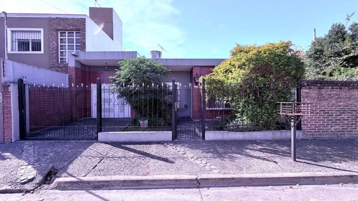 Venta de casa 3 ambientes apta crédito en esquina con jardín y cochera en San Antonio de Padua, Merl — foto 1