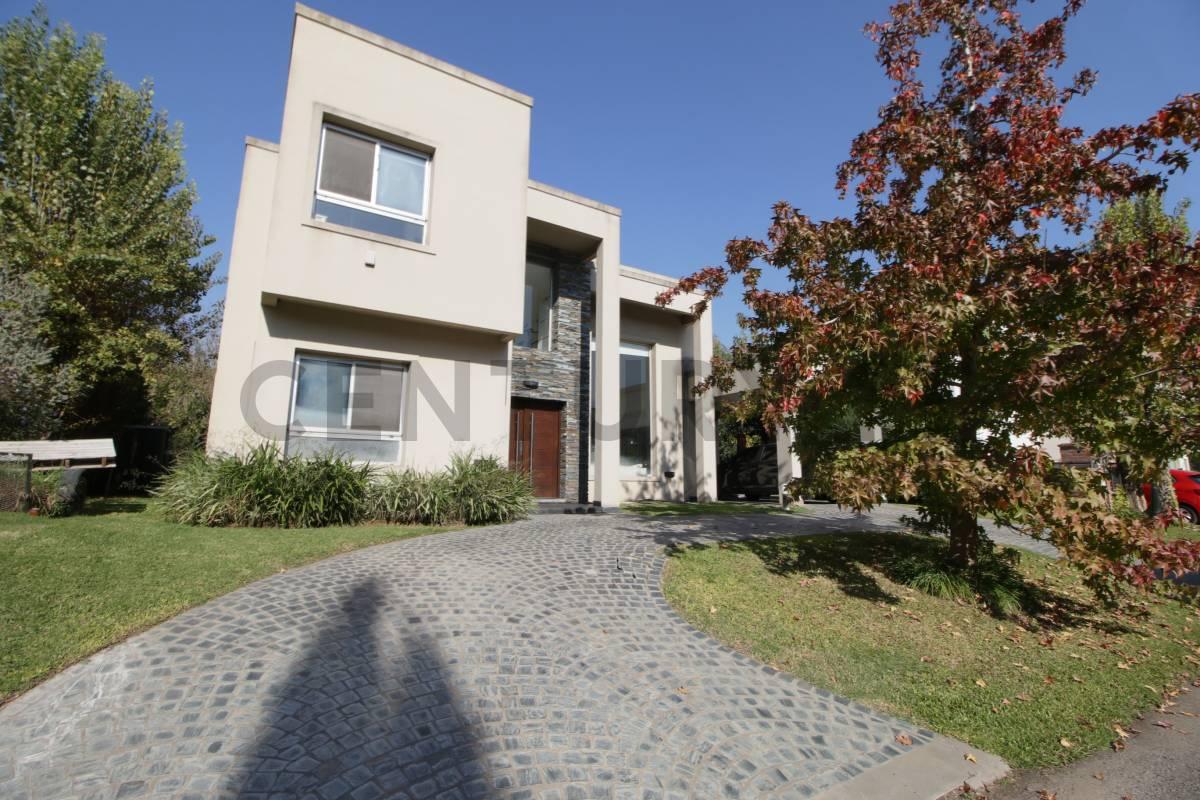 VENTA CASA ALTOS DEL SOL 6 AMBIENTES LUMINOSA CON PILETA QUINCHO 600M2 — foto 1