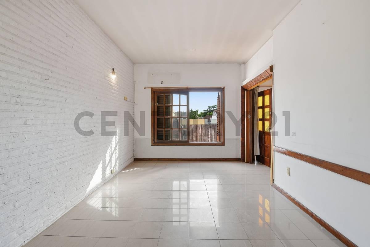 PH en planta alta de 4 ambientes en Castelar Sur | Terraza con parrilla y balcón al frente — foto 1