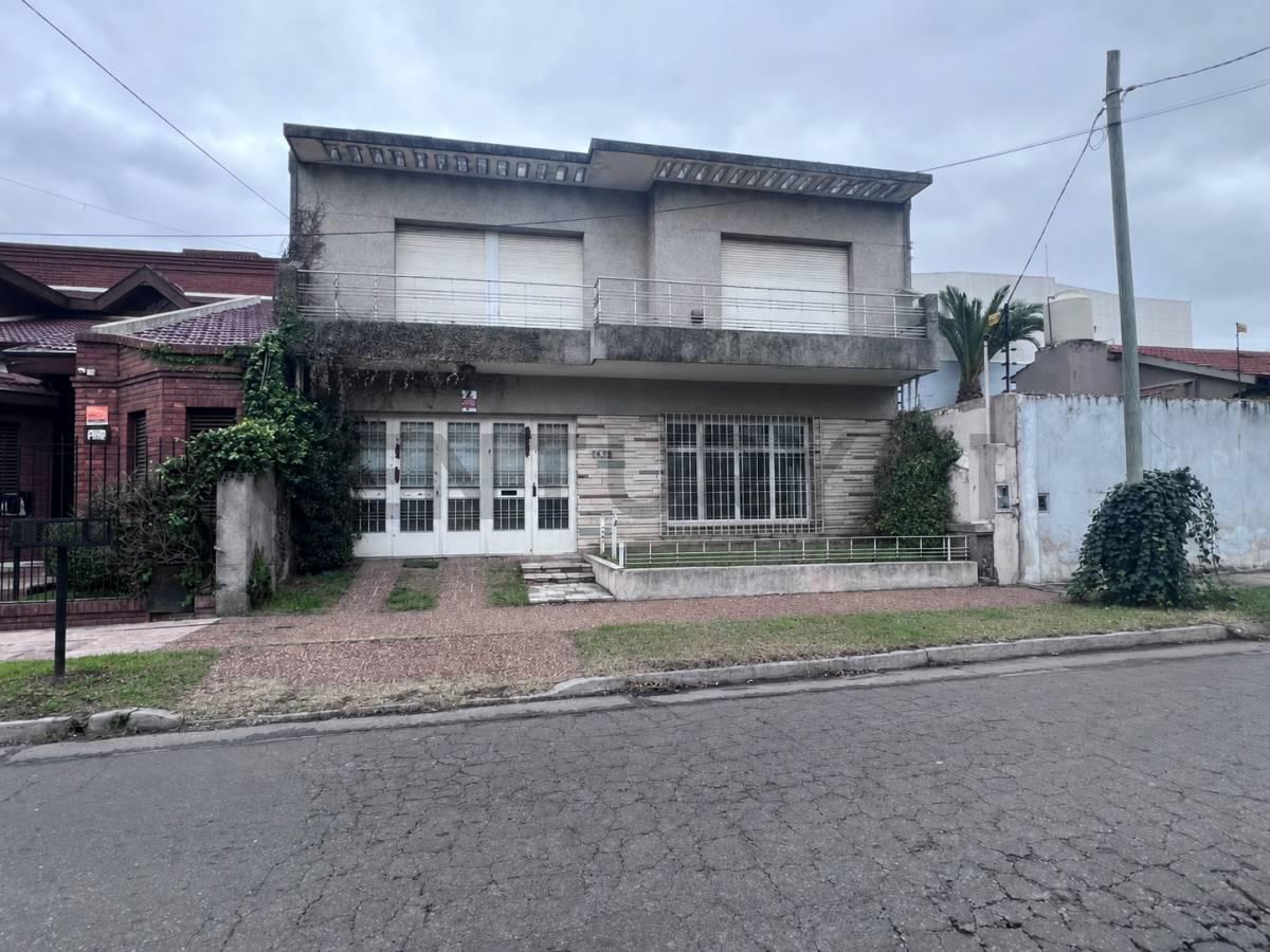 VENTA CASA 4 AMBIENTES CASTELAR NORTE COCHERA PARQUE — foto 1