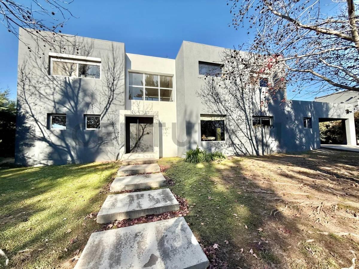 VENTA CASA 5 AMBIENTES ALTOS DEL SOL SE ESCUCHAN OFERTAS — foto 1