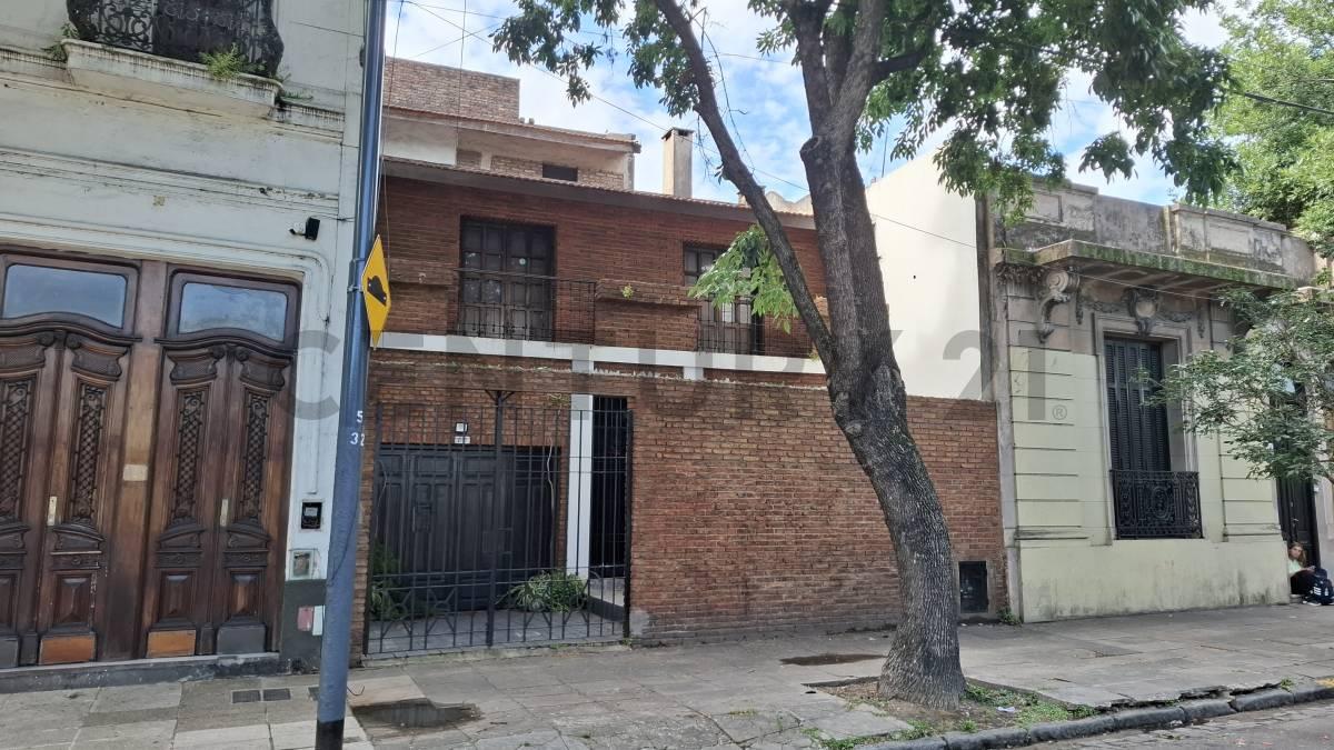 Venta Casa 5 ambientes con fondo y cochera PARA REFACCIONAR - San Cristóbal — foto 1