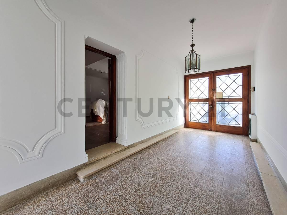 CASA EN VENTA DE TRES DORMITORIOS CON PATIO Y COCHERA EN LA PLATA- TIPO PH — foto 1