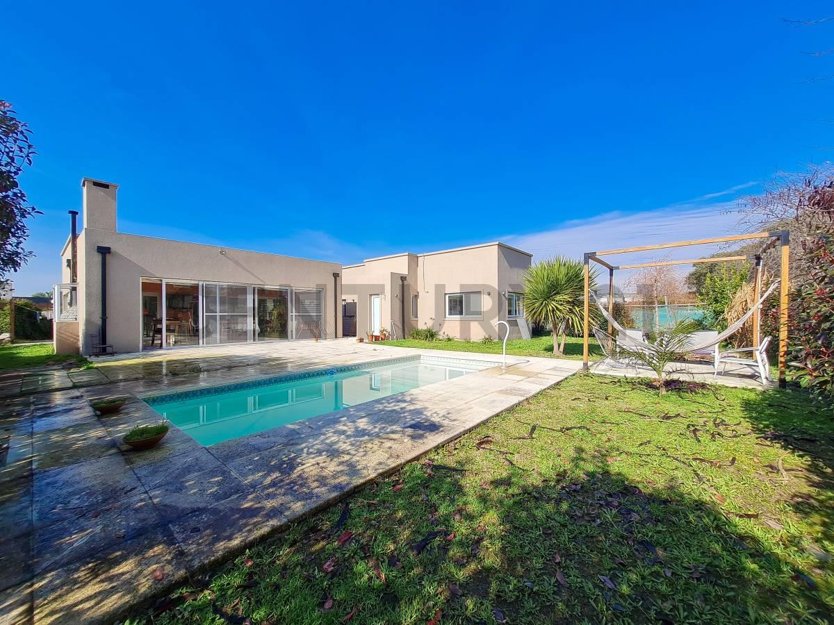 CASA EN VENTA EN LOMAS DE CITY BELL, 4 DORMITORIOS — foto 1